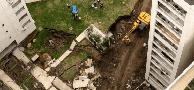Análisis legal del derrumbe en Parque Patricios con maquinaria y zona de colapso