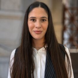 Dra. Trinidad Berciano. Graduada en la Universidad de Buenos Aires (2023), la Dra. Berciano integra su formación en Derecho Agropecuario con nuestra especialidad en Arquitectura Legal, aportando un enfoque técnico y normativo único para el desarrollo de infraestructura rural y proyectos constructivos. Complementa esta visión con una sólida experiencia en la gestión y procuración de causas judiciales.